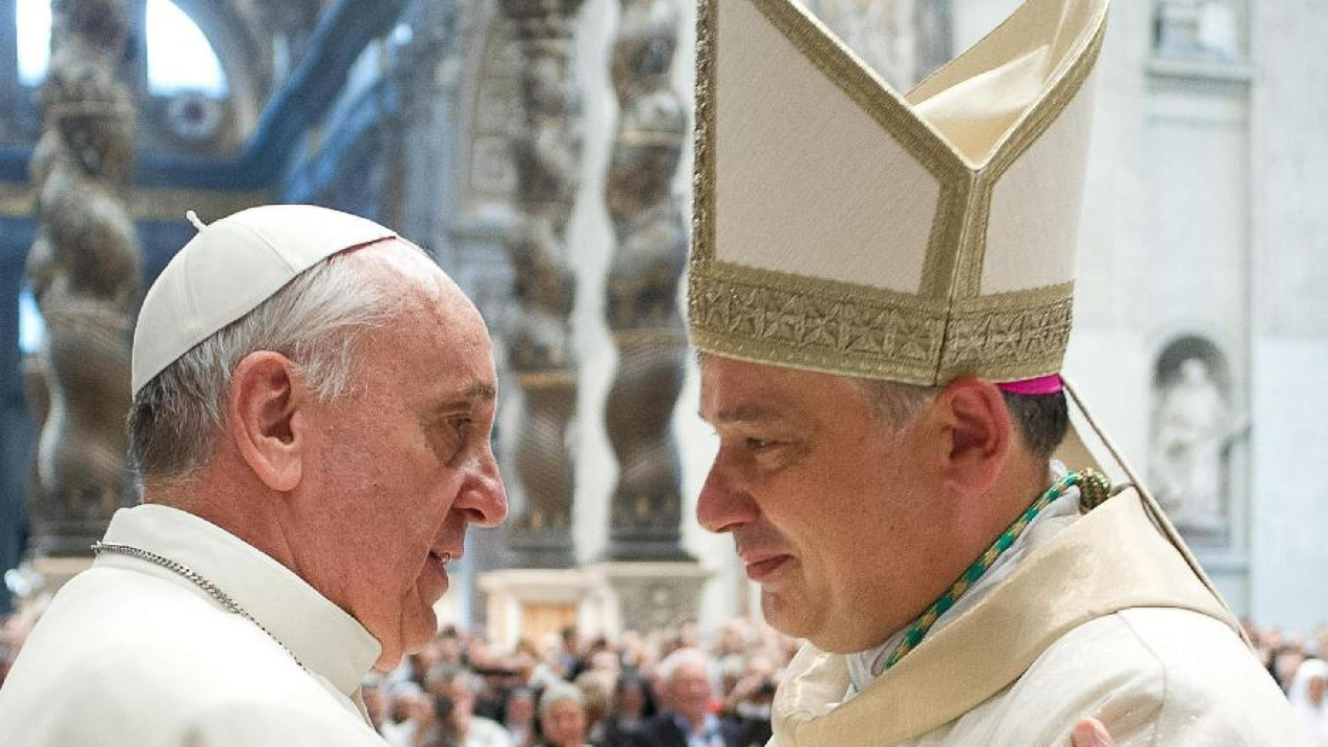 Immagine di Krajewski inviato dal Papa a pregare per la pace