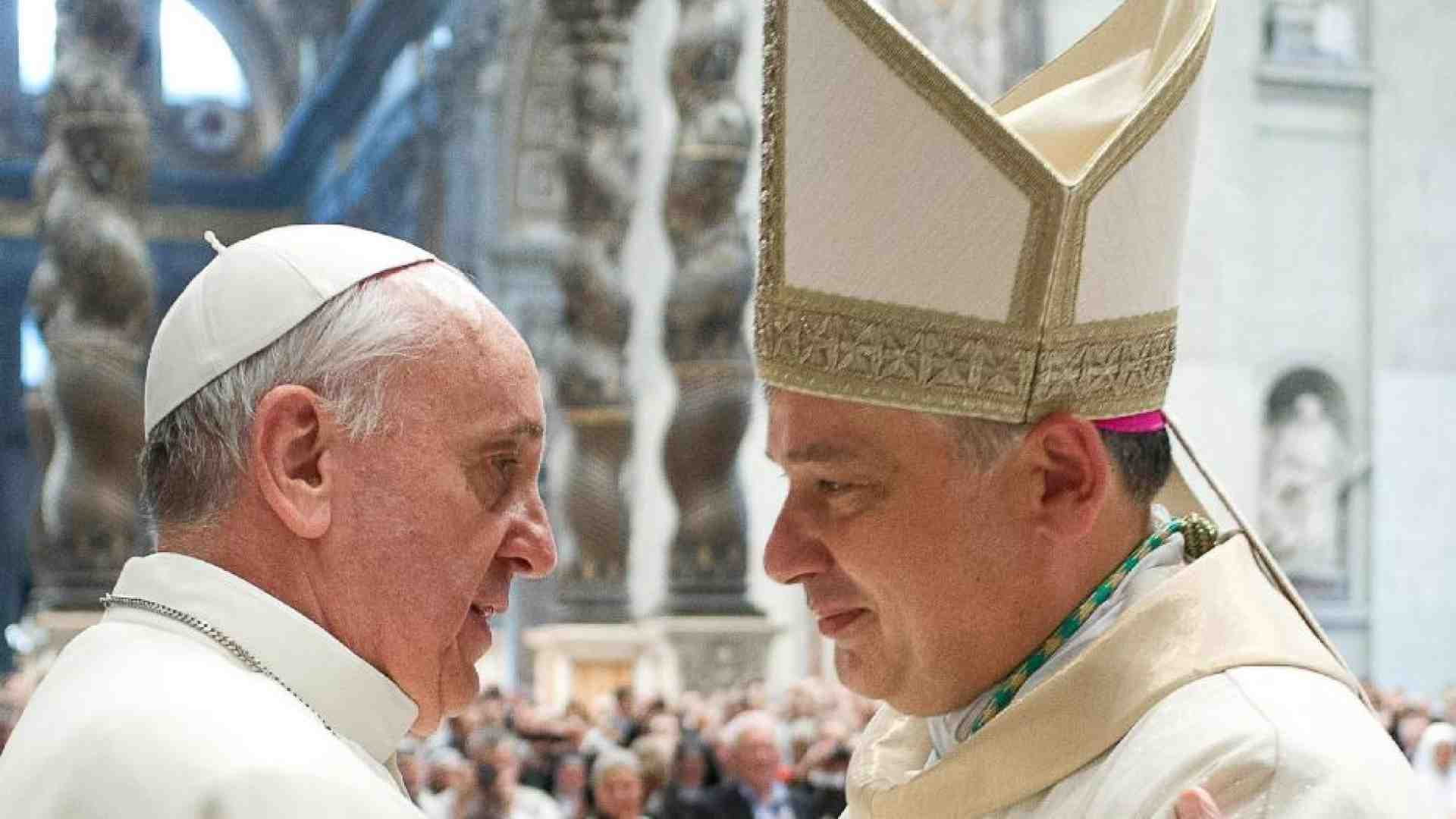Immagine di Krajewski inviato dal Papa a pregare per la pace