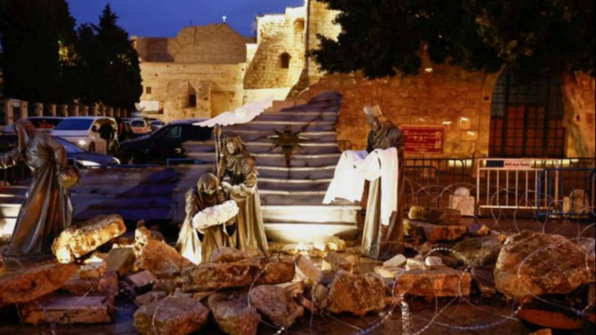 Immagine di Betlemme, il buio attorno alla mangiatoia: «Basta con la guerra»