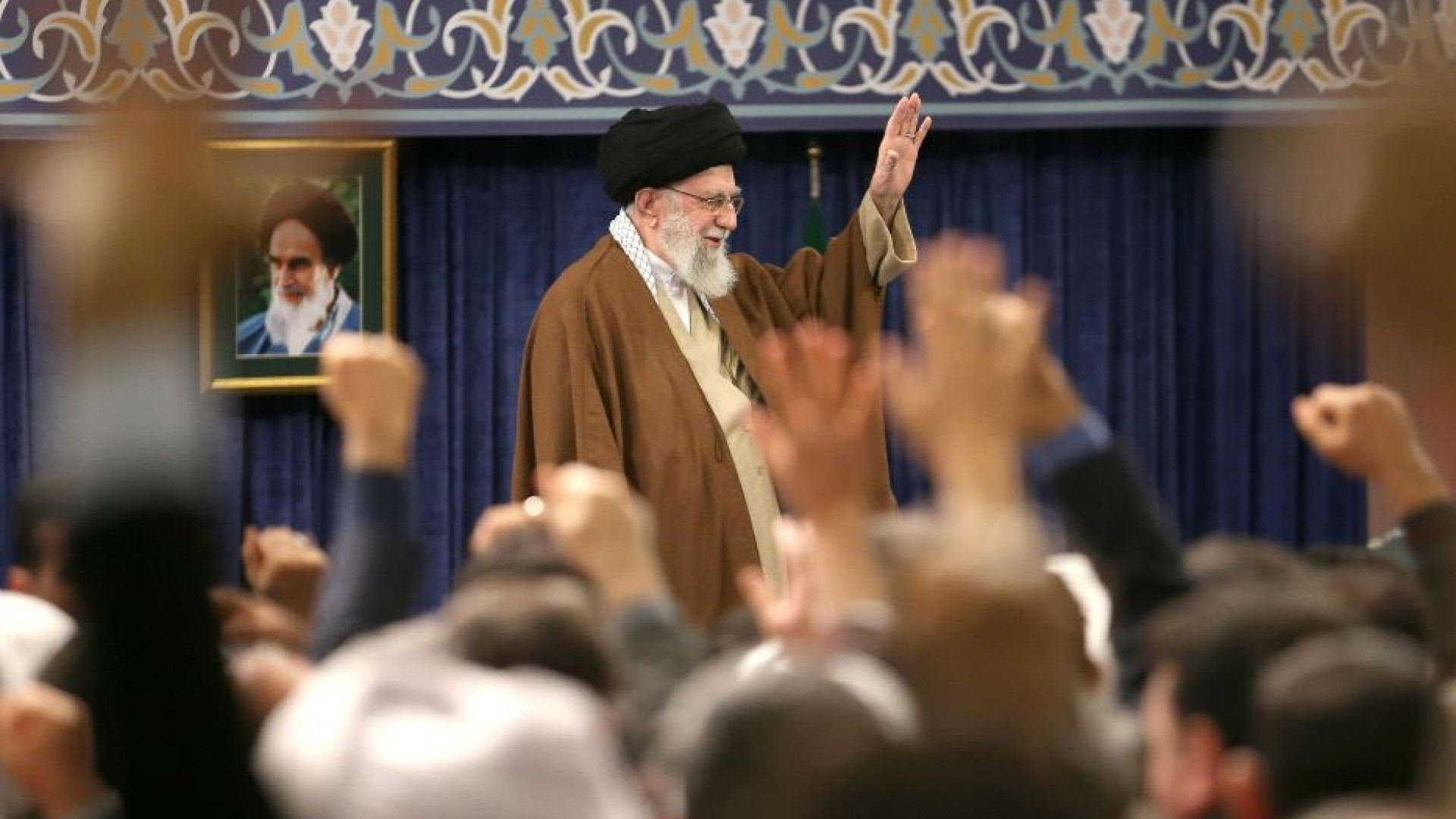 Immagine di Khamenei e le donne occidentali: «Mezzo di piacere e di profitto»
