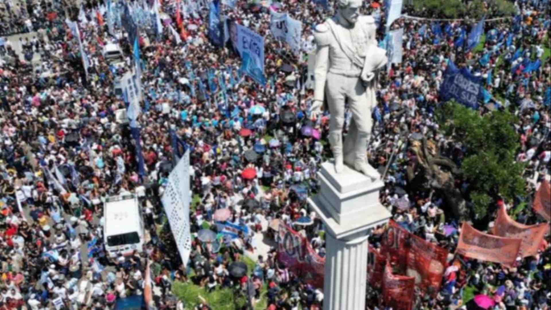 Immagine di Privatizzazioni, rincari e licenziamenti. Così Milei svende l'Argentina