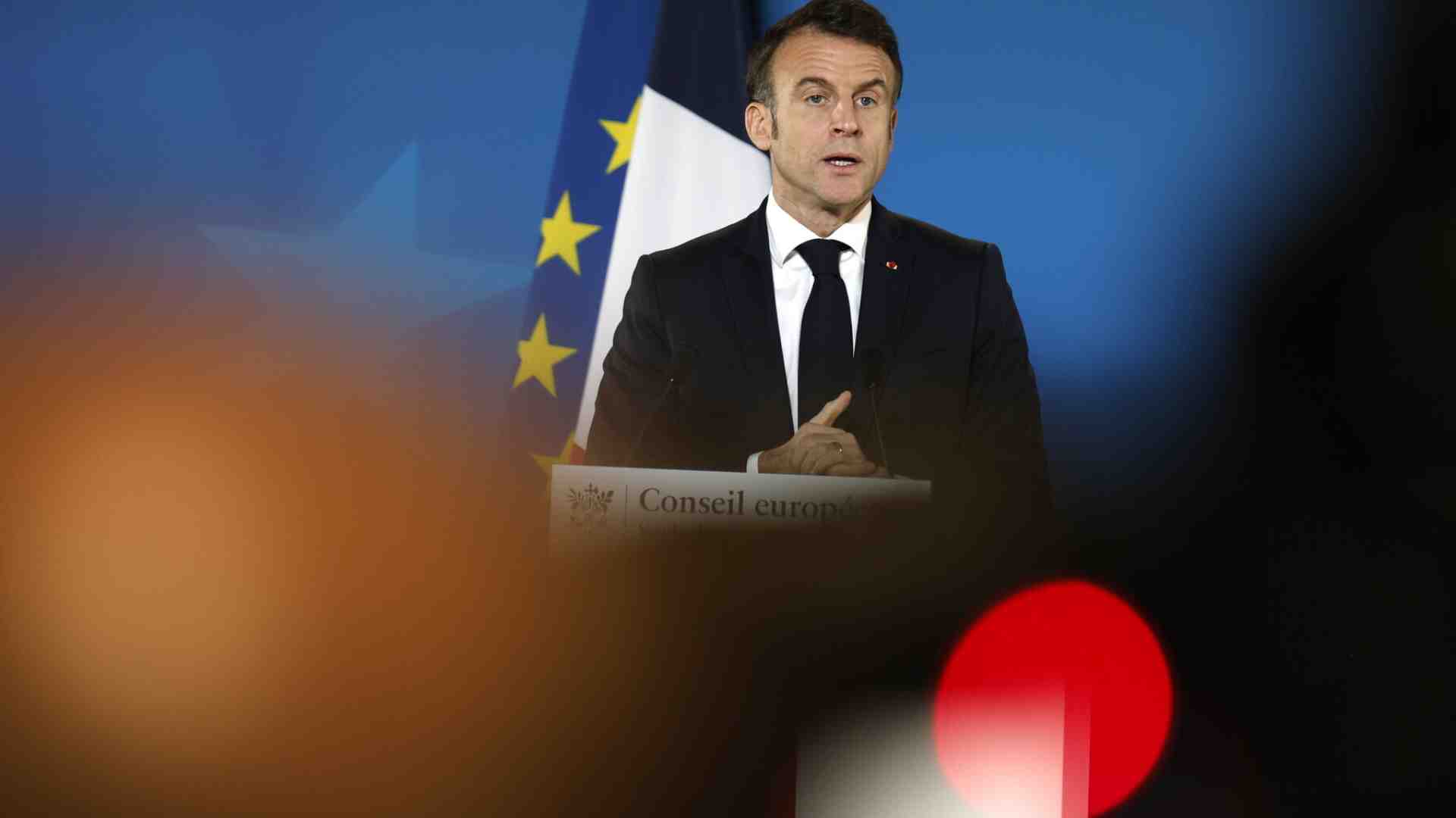 Immagine di Macron contro il “Dry january”, il mese d’astinenza alcolica. Questione d’orgoglio nazionale