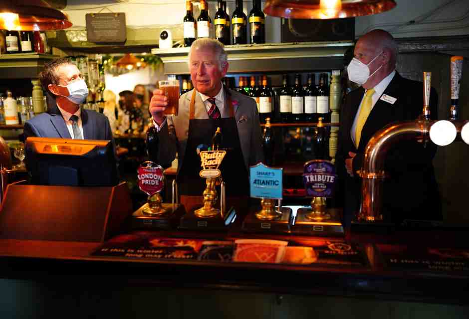 L'allora principe Carlo, oggi re, prova una birra Butty Bach al Ponthir House Inn, il 9 luglio 2021 a Ponthir, nel Galles (Ben Birchall - Piscina WPA/Getty Images)&nbsp;<br />