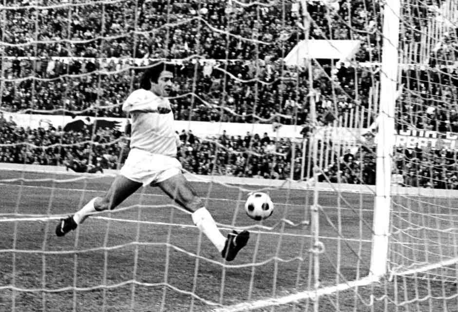 Garlaschelli ha giocato con la maglia della Lazio per 10 stagioni, diventando campione d&rsquo;Italia nel 1974. Ecco un suo gol nel derby (LaPresse)&nbsp;<br />