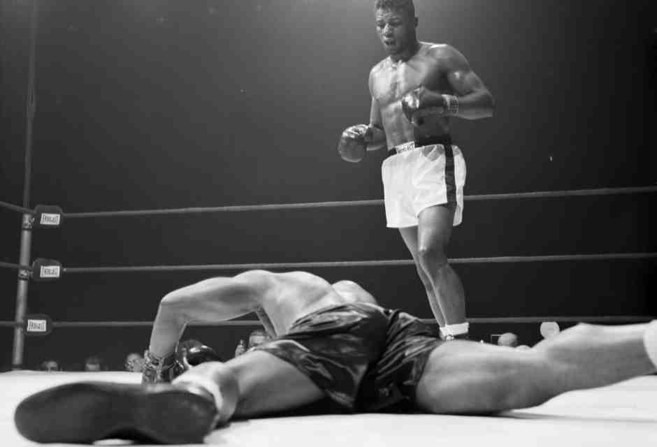 Floyd Patterson (1935 &ndash; 2006), dopo aver mandato al tappeto Archie Moore. E&rsquo; stato  campione dei massimi tra il 1956 e il 1962 (foto Getty)&nbsp;<br />