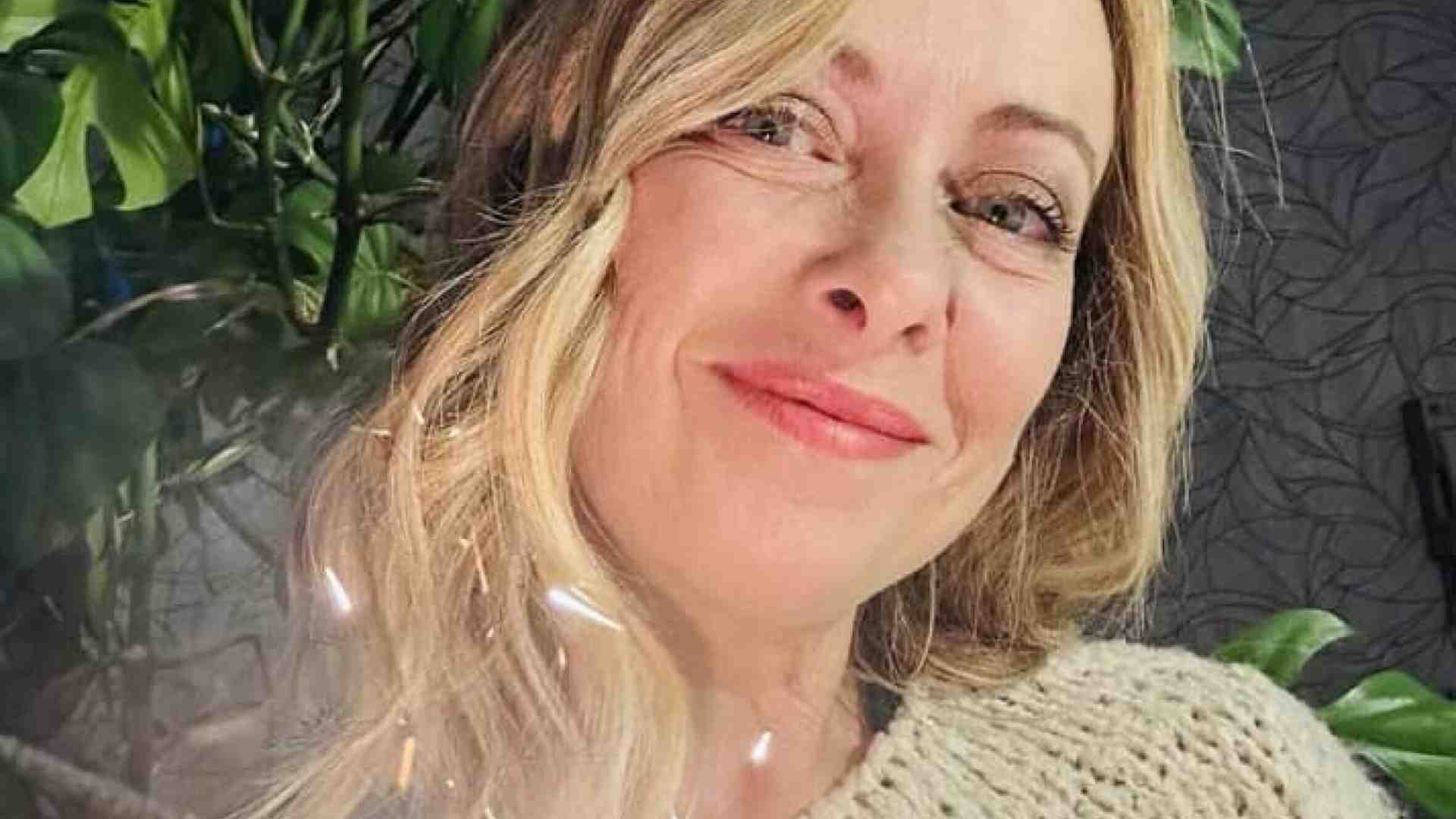 Immagine di Meloni accorpa amministrative ed europee. Il Veglione di Giambruno con Lollo e Arianna