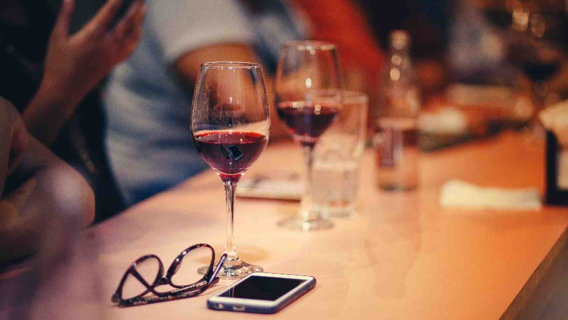 Immagine di Nel bar immagini e scritte dissacranti. I sacerdoti: «Dissenso civile»
