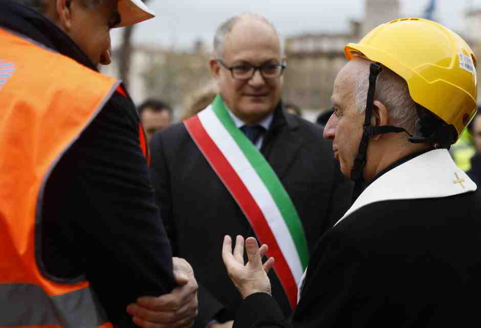 Roberto Gualtieri e Monsignor Rino Fisichella (LaPresse)