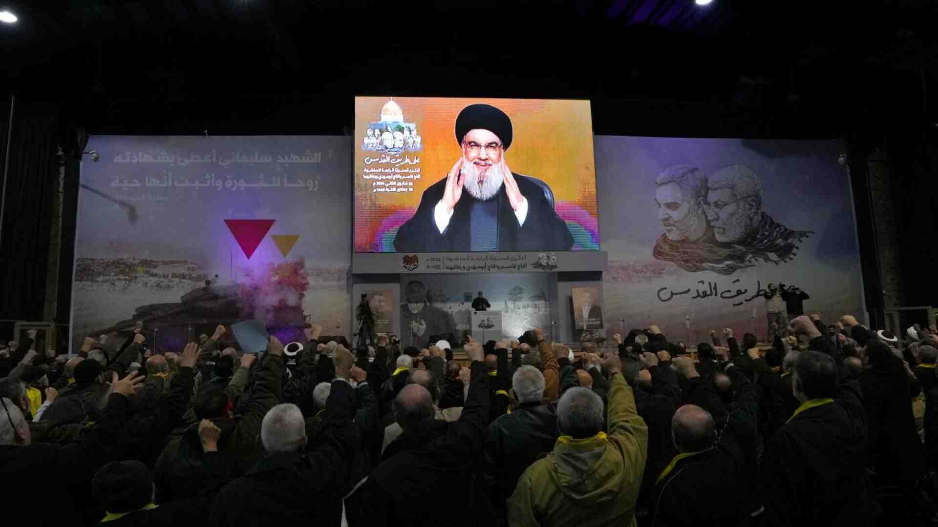 Immagine di Nasrallah ricorda ad Hamas che la resistenza ognuno la fa per sé