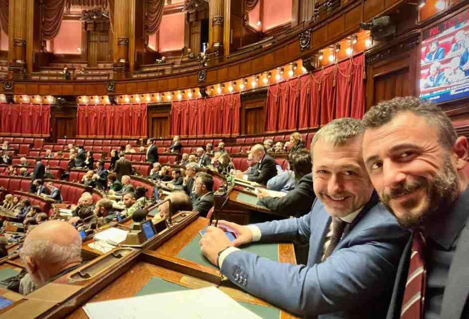 Il caso Pozzolo conferma che l’unico pericolo per Meloni sono i citrulli che le stanno intorno