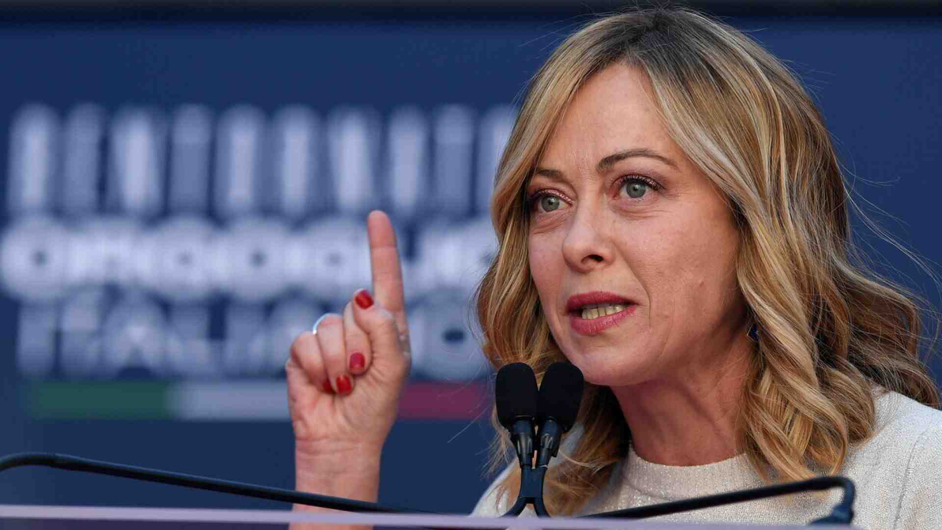 Immagine di Meloni pronta alla sfida tv con Schlein: indizi per la candidatura alle europee