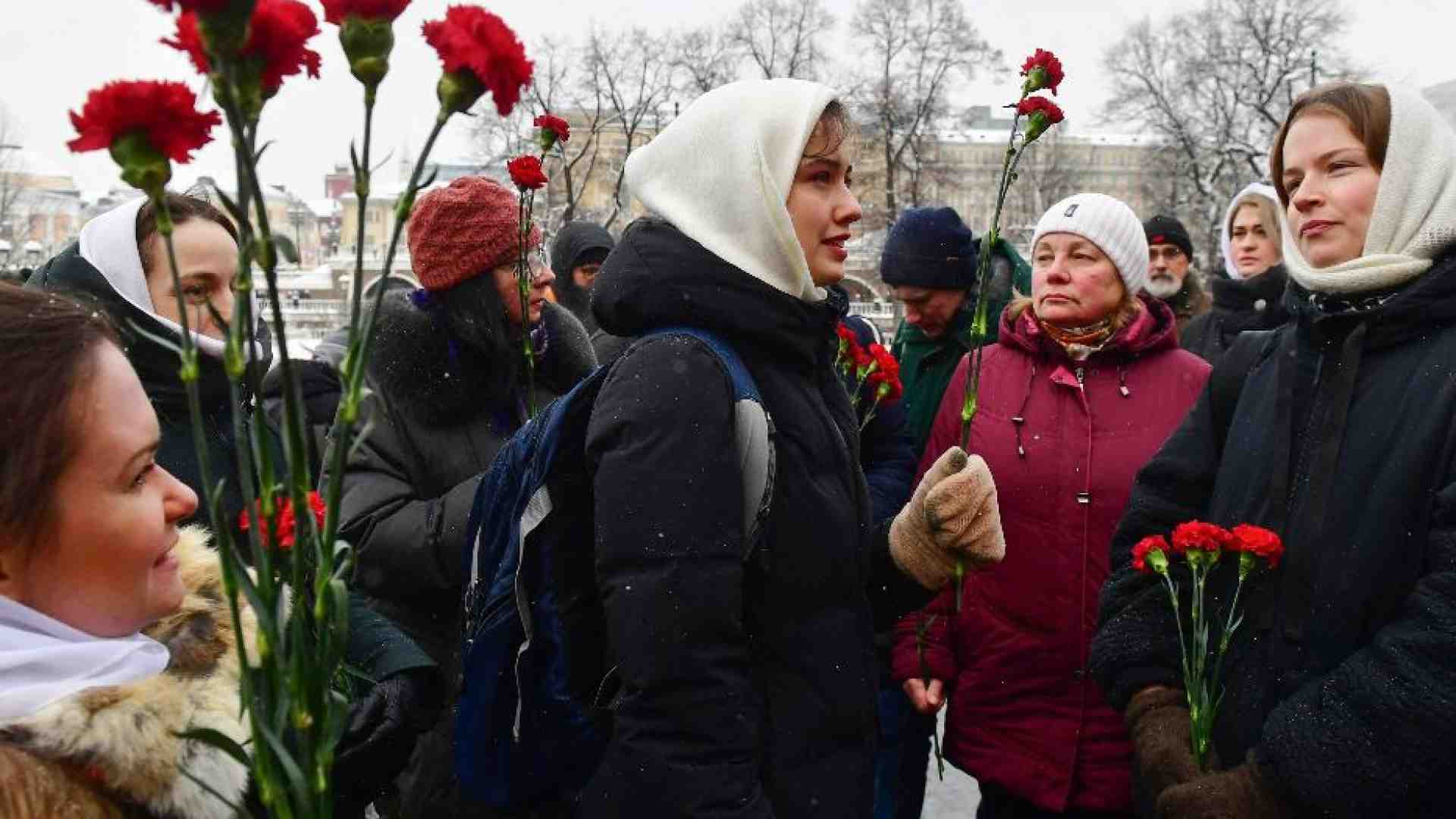 Immagine di I fiori per i mariti al fronte, il coraggio delle donne russe al Cremlino
