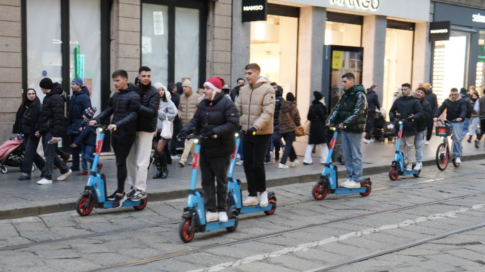Immagine di Monopattini, bici e scooter: anche la crisi è “condivisa”