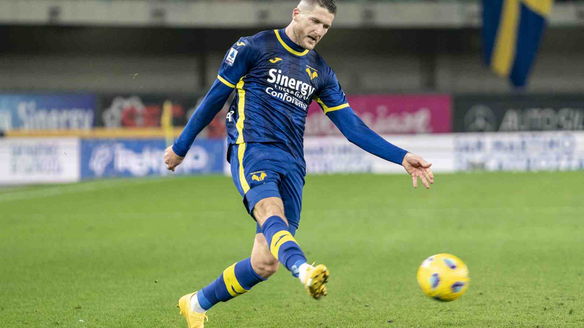 Immagine di Henry croce e delizia per l'Hellas: vince l'Inter 2-1