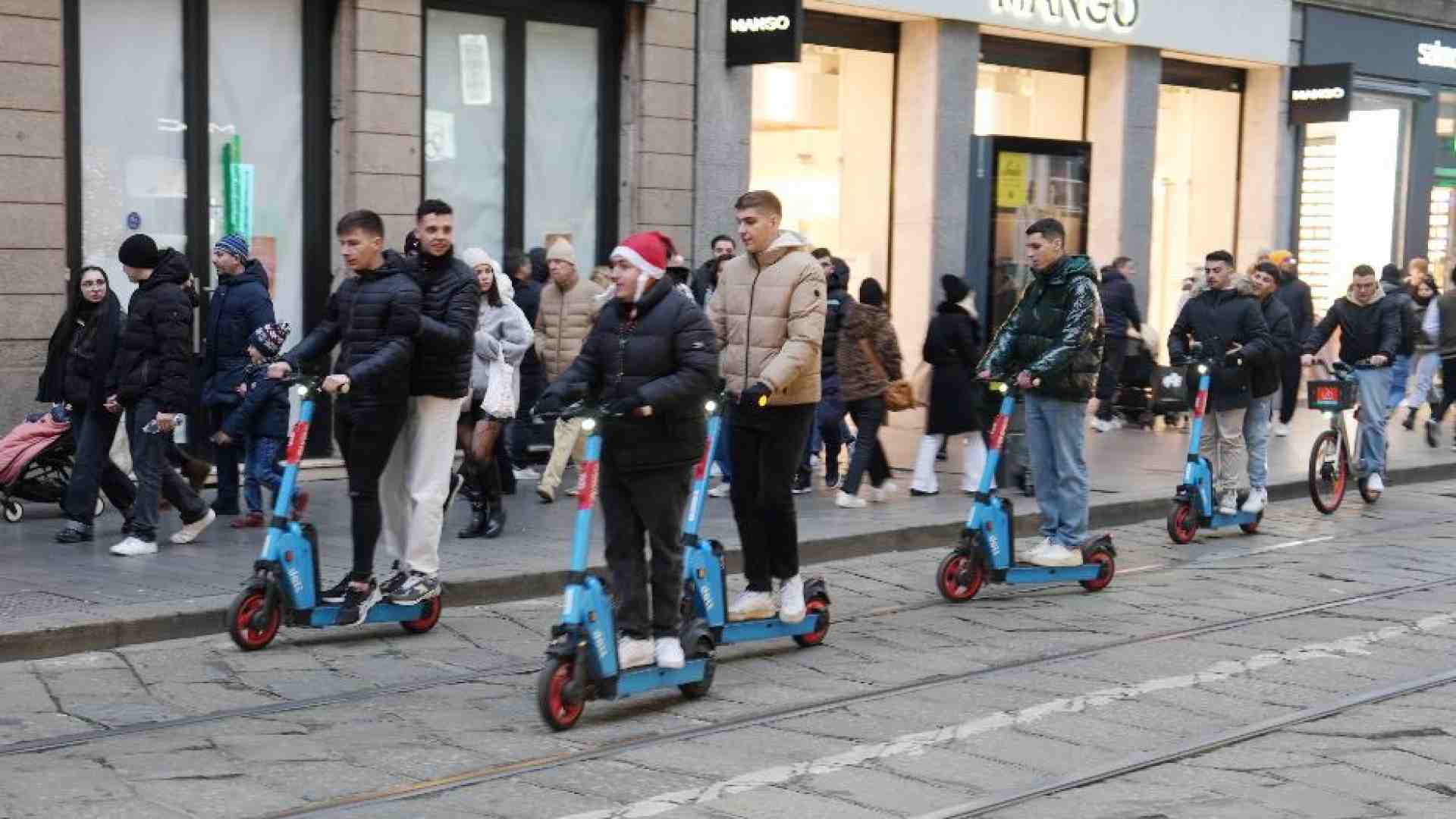 Immagine di Monopattini, bici e scooter: anche la crisi è “condivisa”