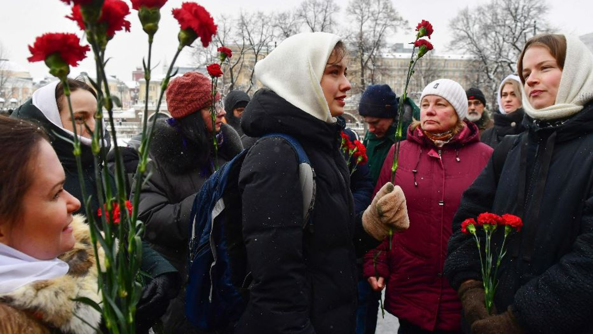 Immagine di I fiori per i mariti al fronte, il coraggio delle donne russe al Cremlino