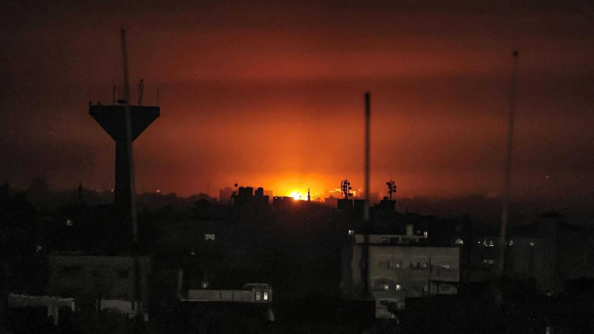 Immagine di Notte di combattimenti a Gaza. Bimba uccisa a un posto di blocco