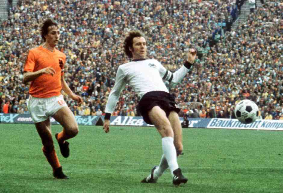 Franz Beckenbauer anticipa Johan Cruijff al Mondiale del 1974 (foto Ansa)
