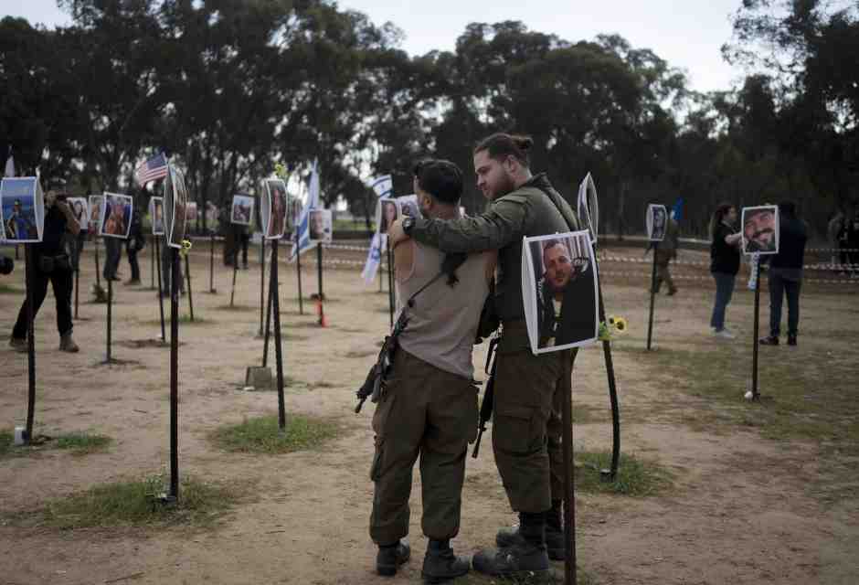Re’im, sud di Israele: due giovani sul luogo del massacro del 7 ottobre al festival musicale (foto Ap/Maya Alleruzzo) <br />