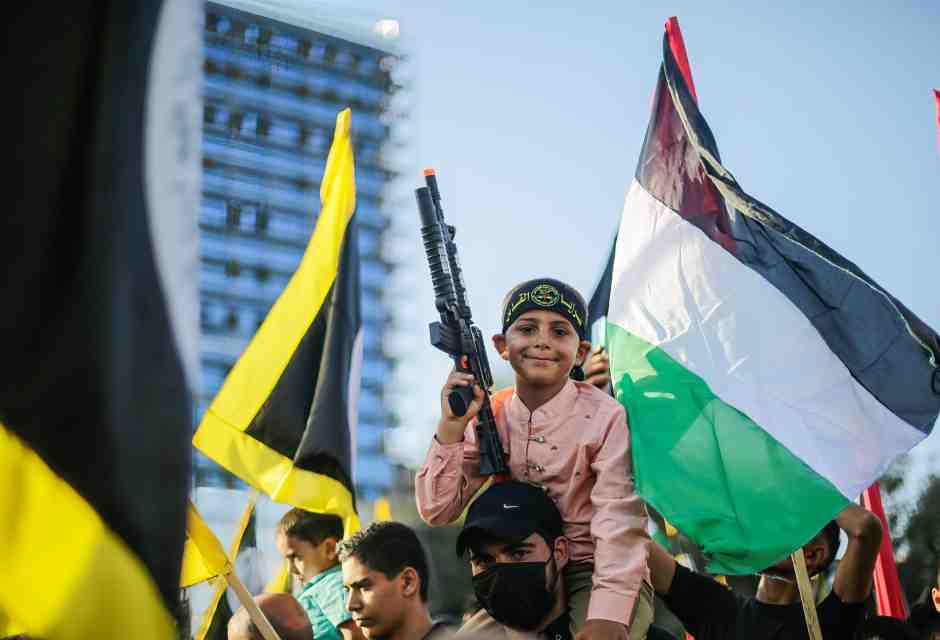 Sostenitori delle Brigate al Quds, ala armata del movimento palestinese Jihad islamica, in parata per le strade di Gaza City (Mahmoud Issa/Getty Images)&nbsp;<br />