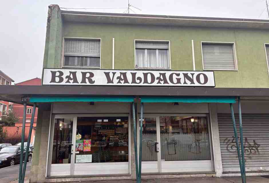 Il Bar Valdagno, in via Forze Armate a Milano dove &egrave; stato venduto il primo biglietto della Lotteria Italia. Foto Ansa&nbsp;<br />