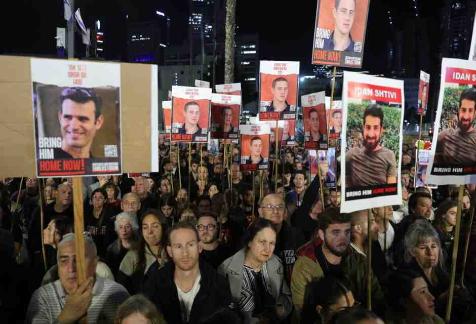 Manifestazione per il rilascio degli ostaggi di Hamas, a Tel Aviv (foto EPA)
