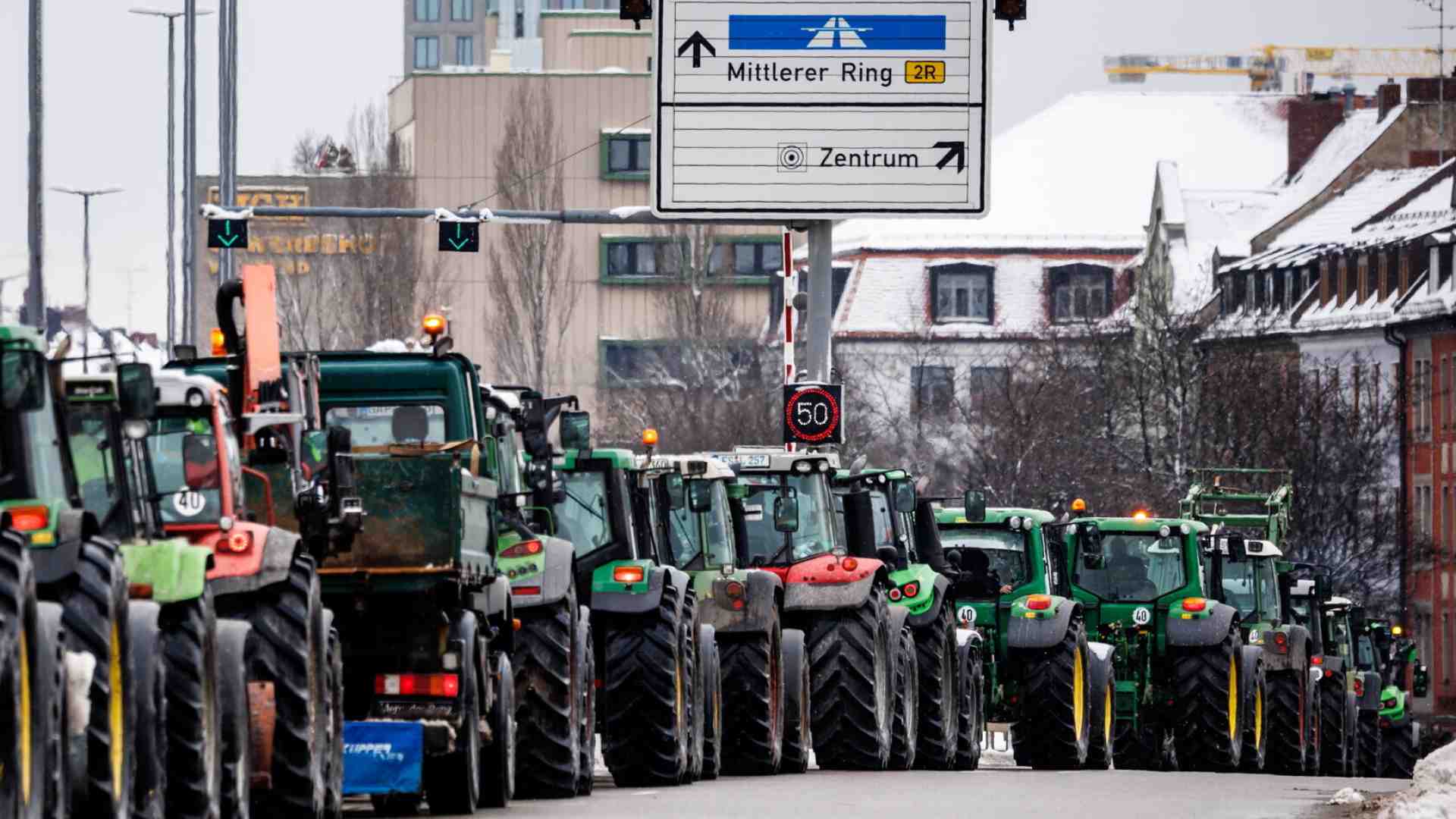 Immagine di Ultima generazione e agricoltori tedeschi, stessi blocchi ma reazioni diverse