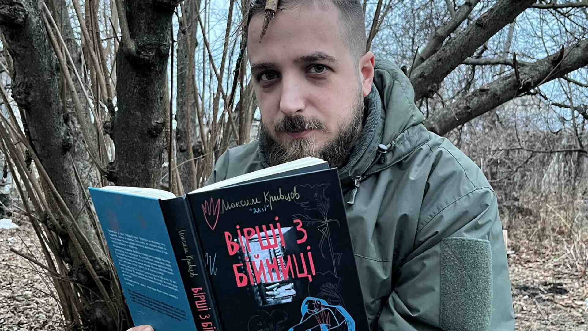 Immagine di Kryvtsov Maksym: poeta e soldato ucraino morto al fronte, e il suo gatto