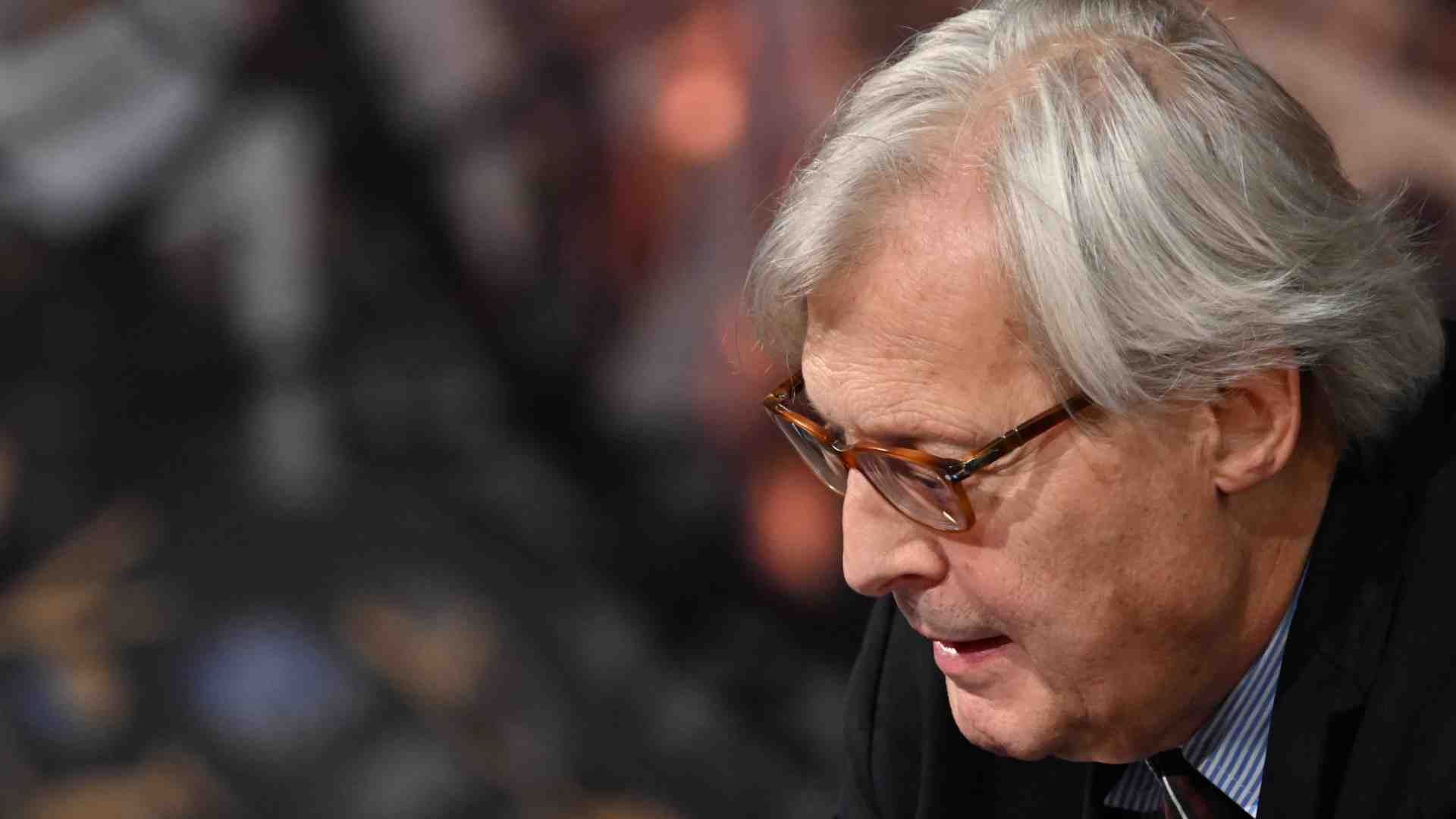 Immagine di Sgarbi indagato per furto di beni culturali, ma lui nega
