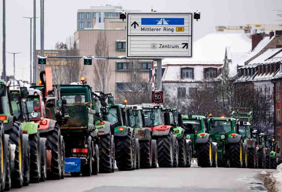 Proteste degli agricoltori, in trattore lungo il Mittlerer Ring di Monaco l'8 gennaio 2024 (Matthias Balk/dpa via Getty Images)&nbsp;<br />