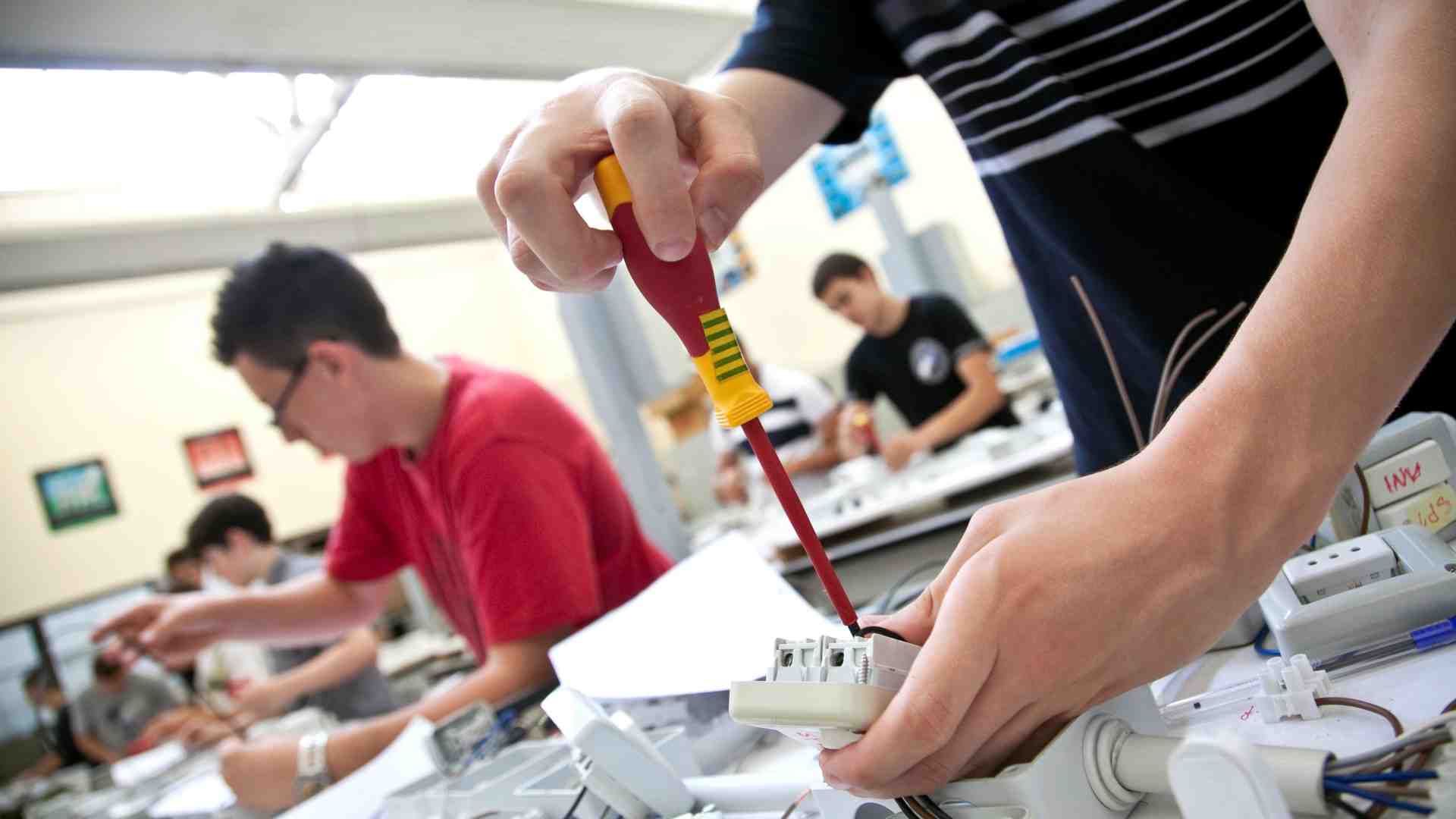 Immagine di Apprendisti, giovani, al Sud: meno di 8 euro l'ora per 1,3 milioni di italiani