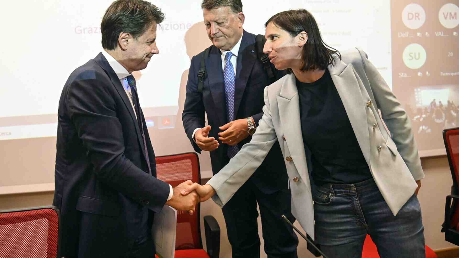 Immagine di Prima del confronto Meloni-Schlein, il giurì di Conte: l'uomo in più tra le due