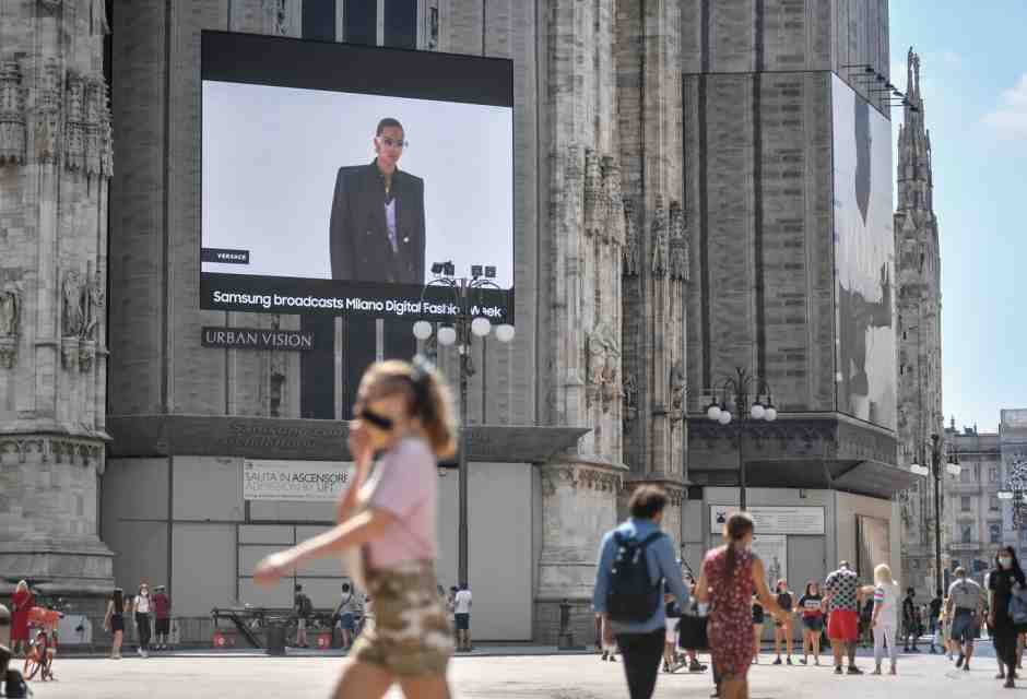 Digital Fashion week 202, settimana della moda in streaming su schermi davanti al Duomo di Milano (LaPresse)&nbsp;<br />