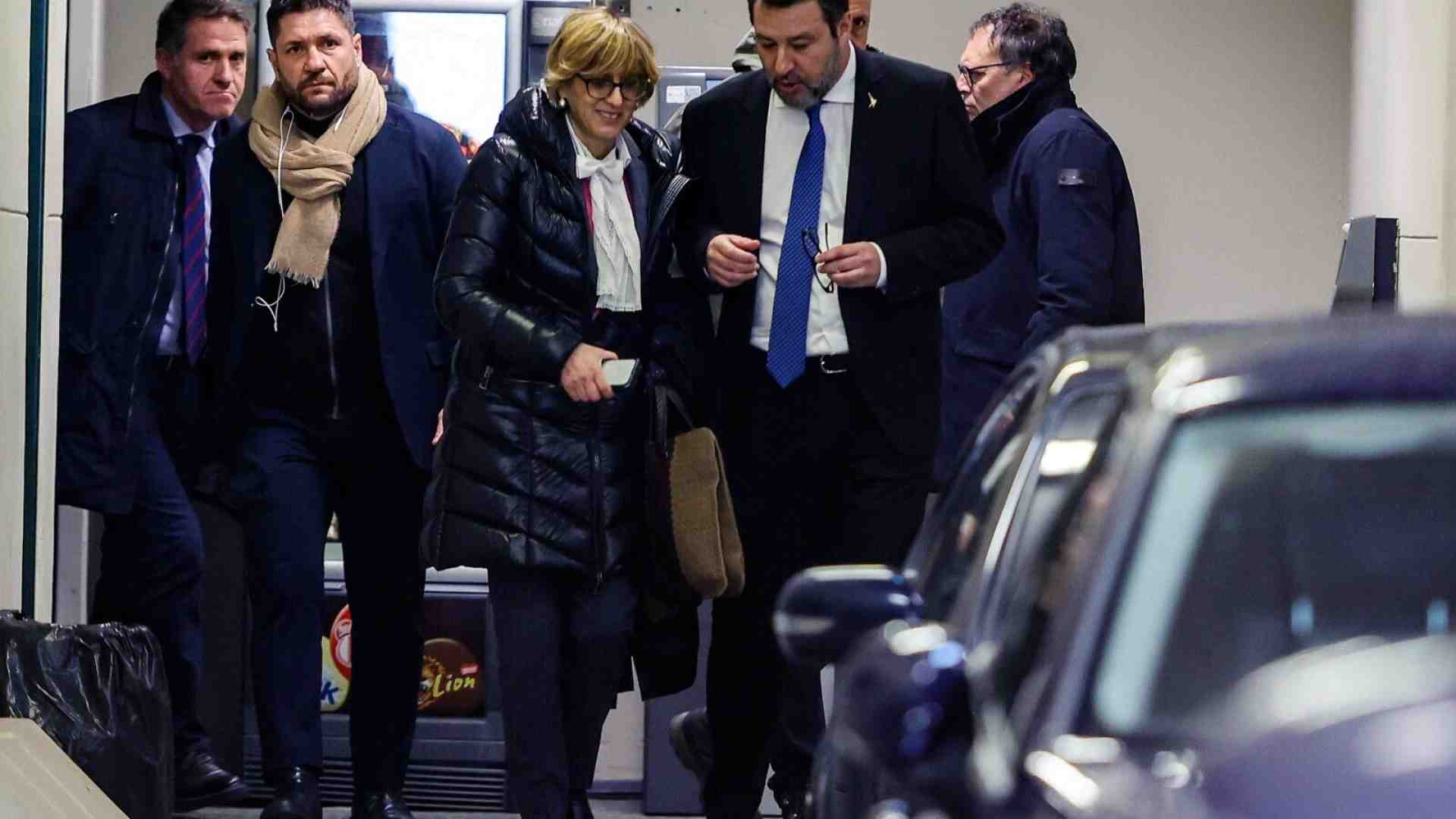 Immagine di Al processo Open Arms Salvini fa un comizio, ma sui fatti del 2019 cade in contraddizione