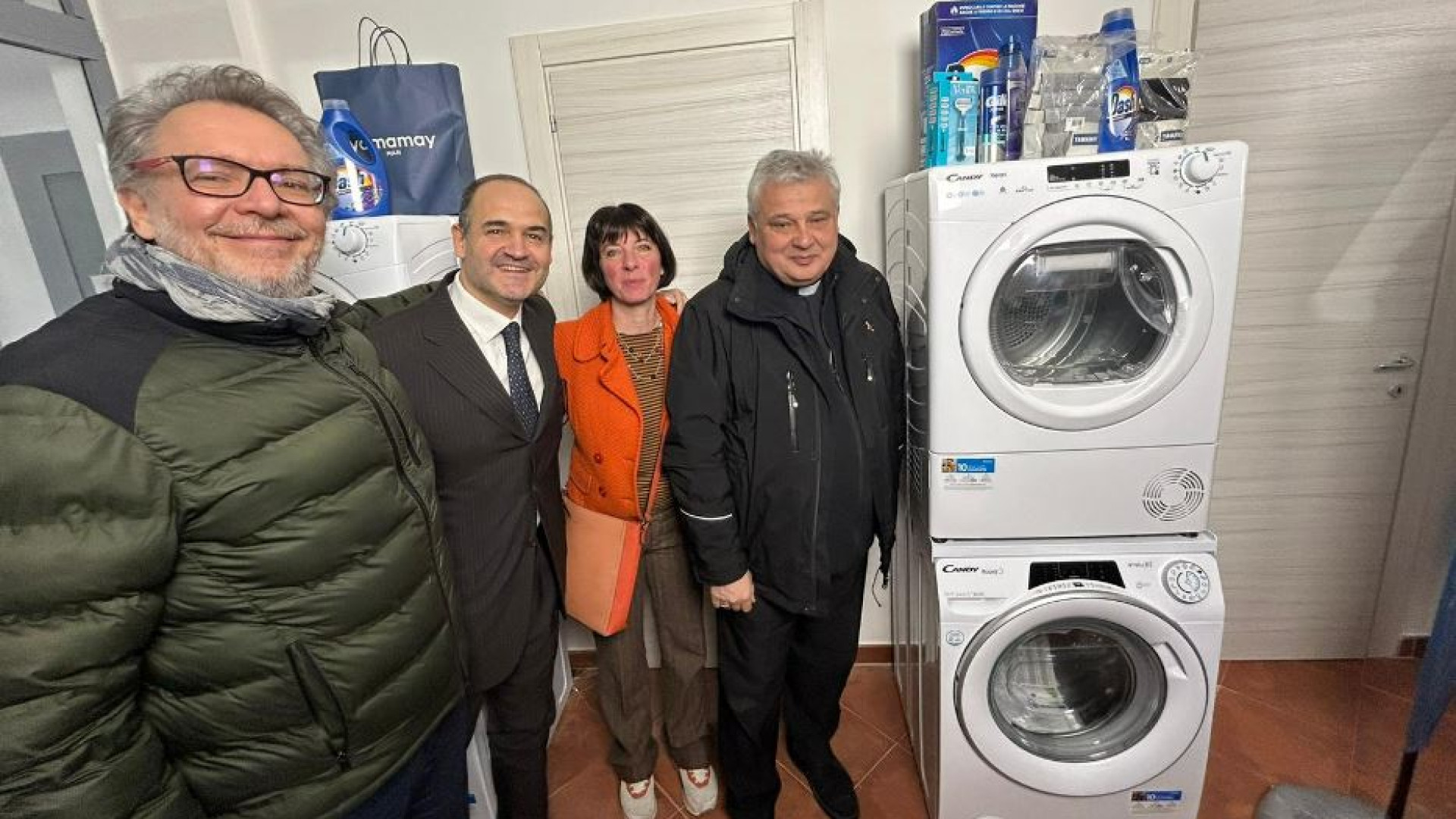 Immagine di A Napoli la “lavanderia del Papa”. Krajewski: «Il volto della misericordia»