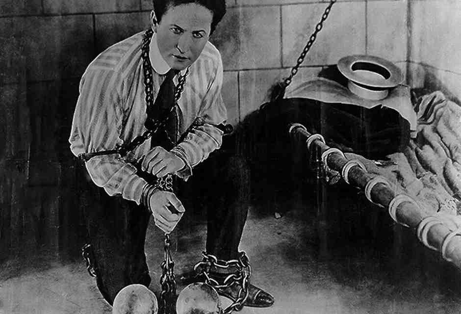 Muri di pietra e catene non creano una prigione per Houdini. Il grande escapista in uno scatto del 1898 (Library of Congress/Getty Images)&nbsp;<br />