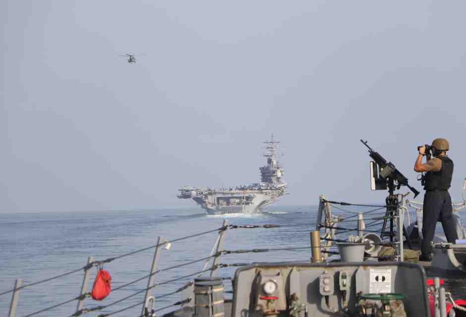 La USS eisenhower transita nello Stretto di Hormuz (foto: Centcom)