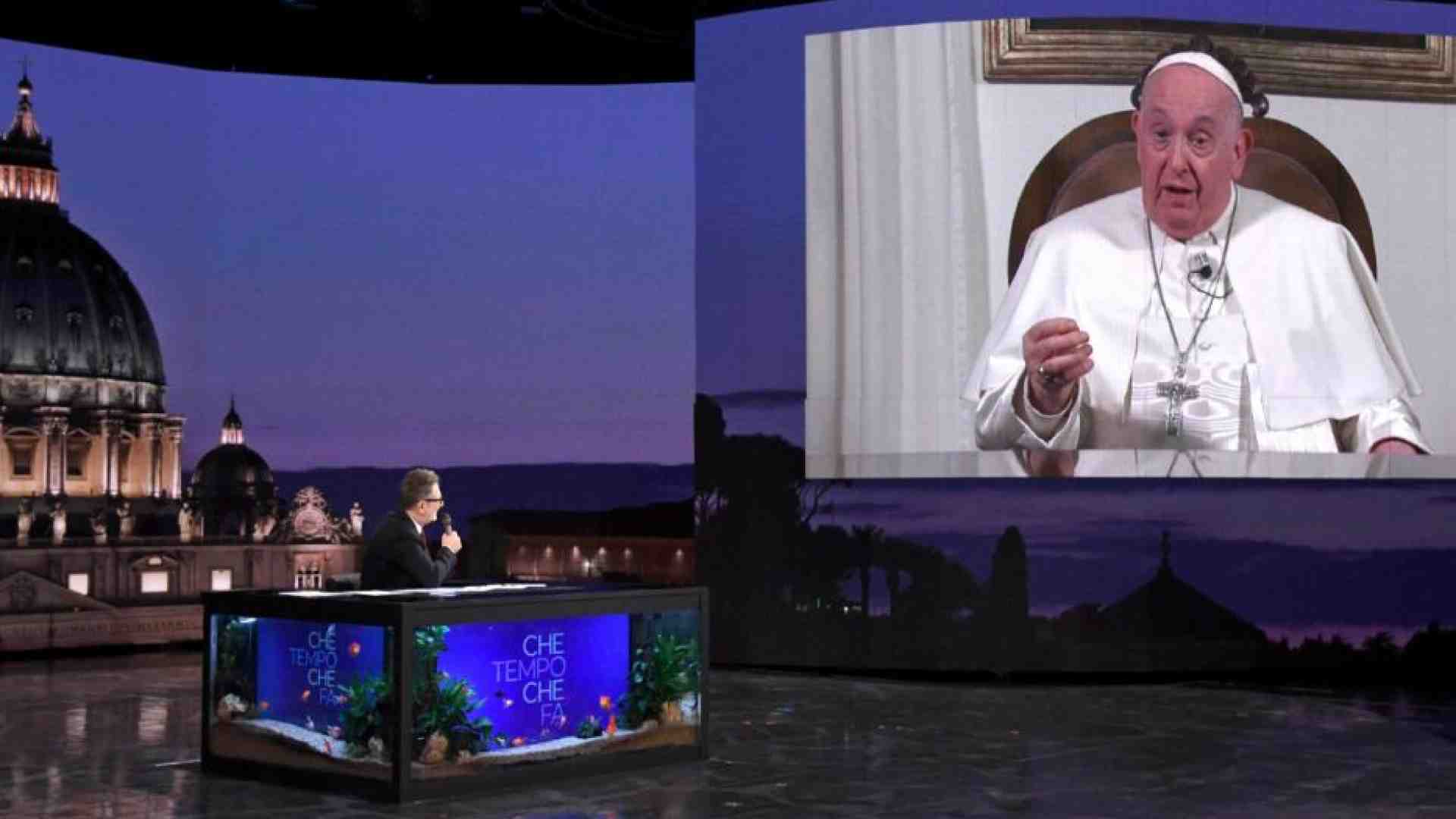 Immagine di La guerra, i bambini, la Chiesa. Il Papa da Fazio: pregate per me, non contro di me