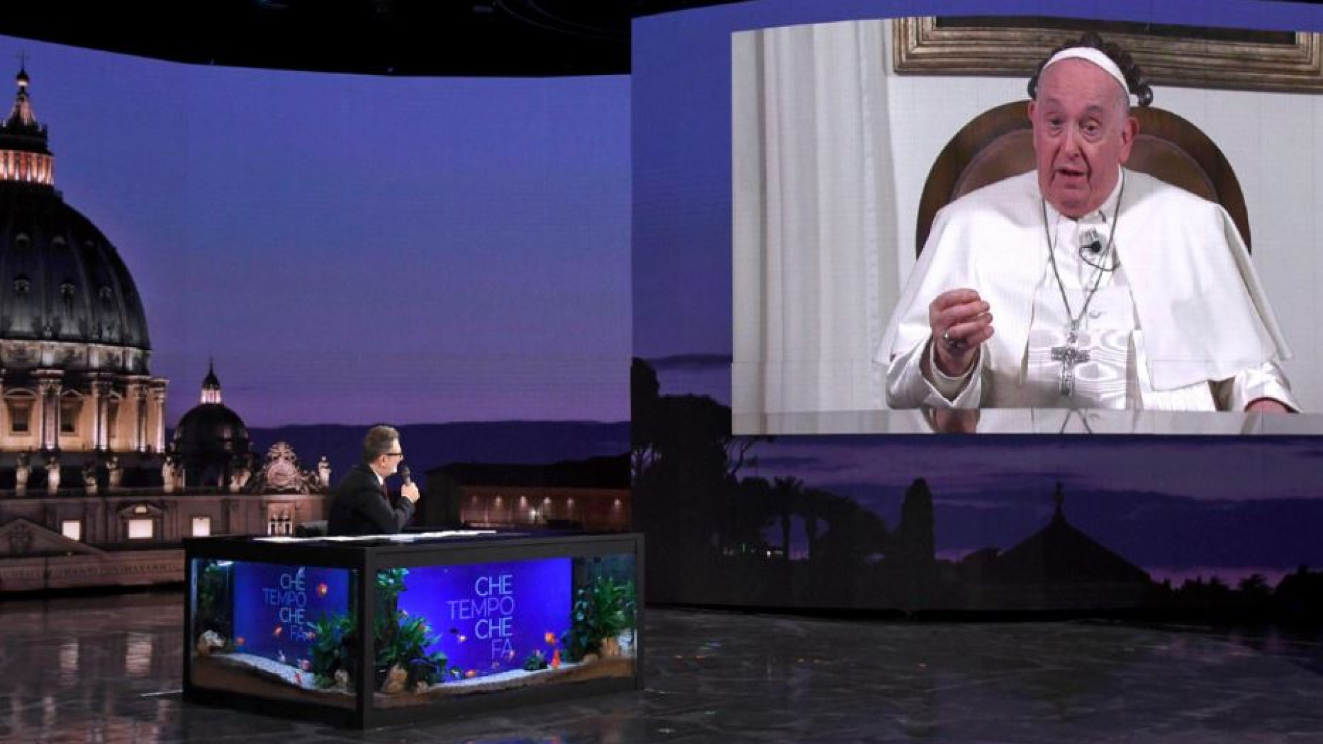 Immagine di La guerra, i bambini, la Chiesa. Il Papa da Fazio: pregate per me, non contro di me