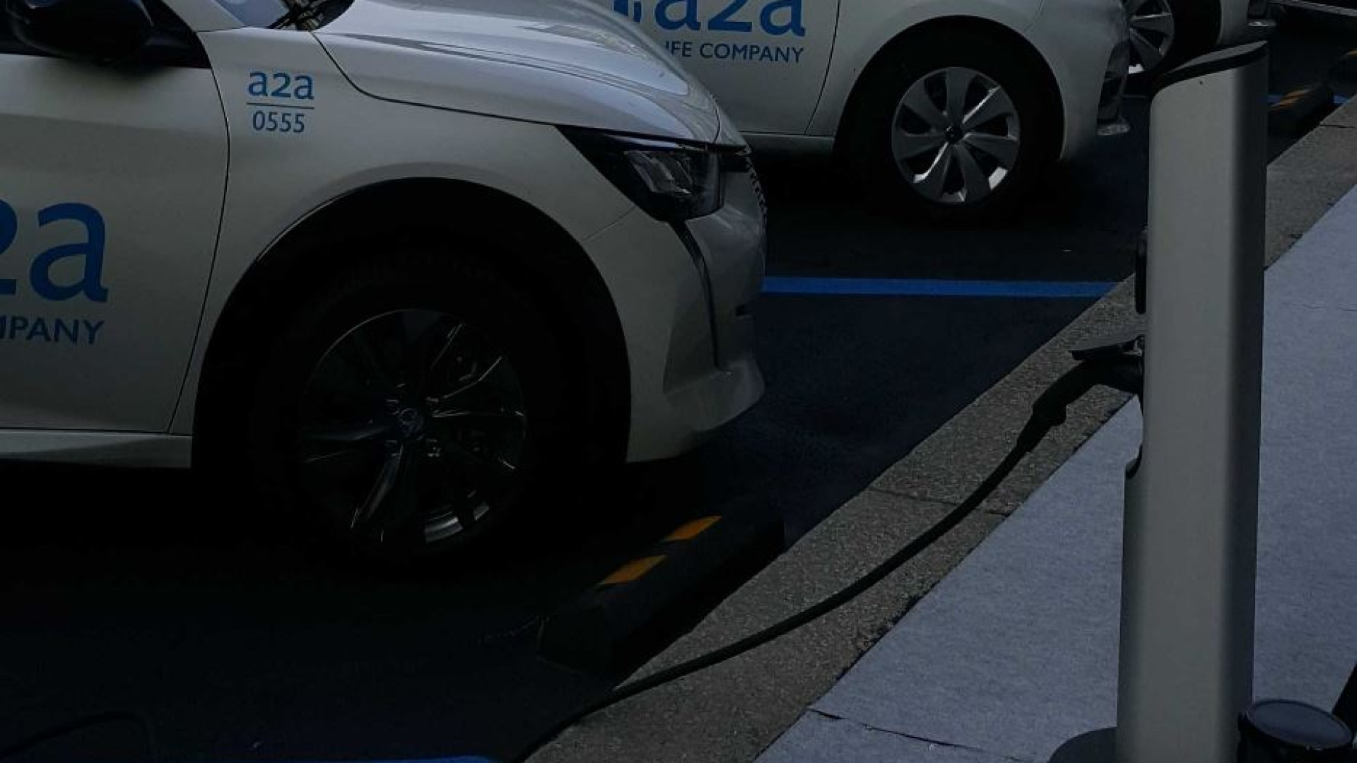 Immagine di A Milano le prime colonnine di ricarica elettrica per auto a bassa potenza