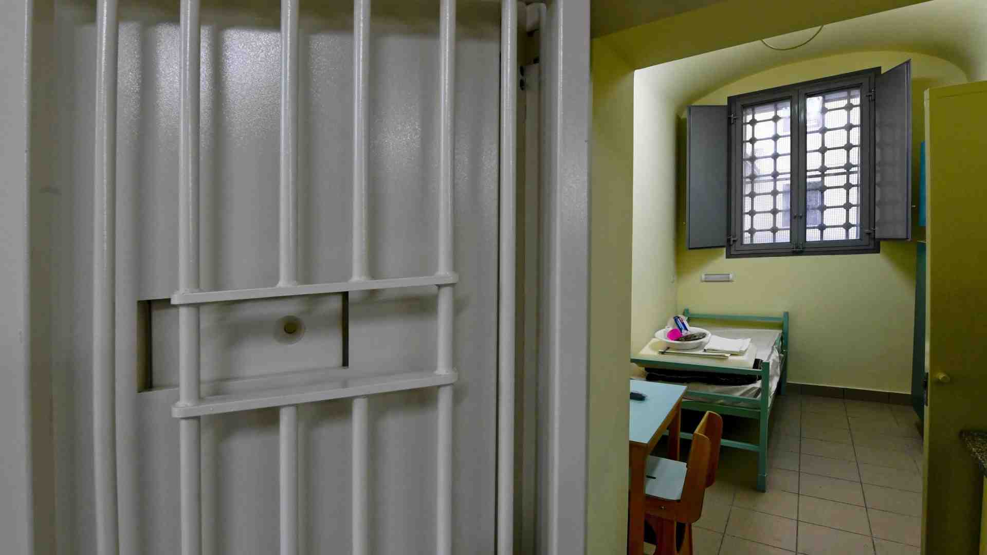 Immagine di Più detenuti nelle carceri, e non si fermano i suicidi