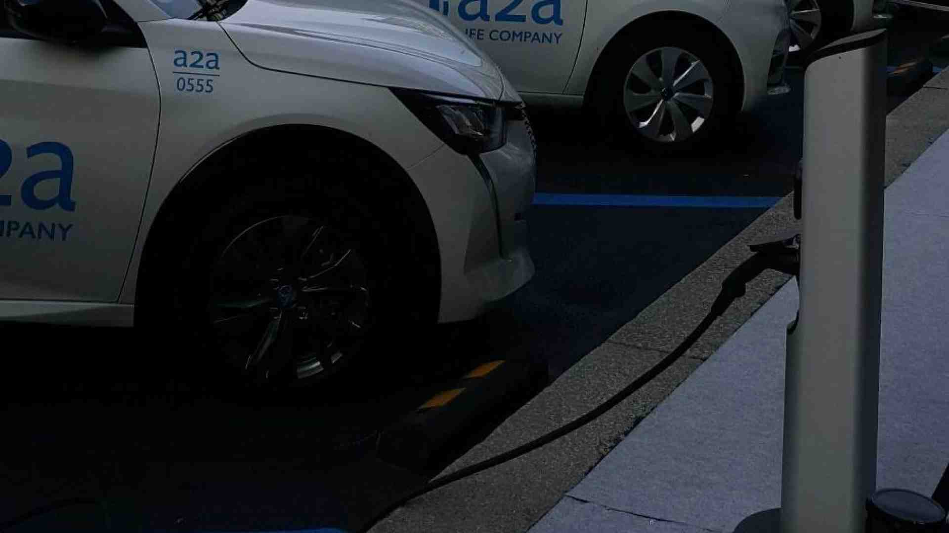 Immagine di A Milano le prime colonnine di ricarica elettrica per auto a bassa potenza