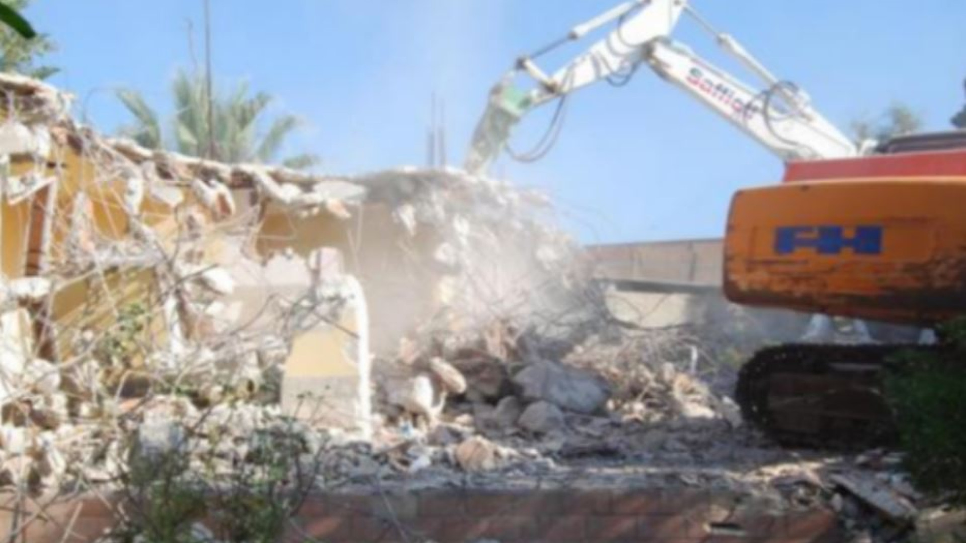 Immagine di Case abusive, il sindaco chiama il governo