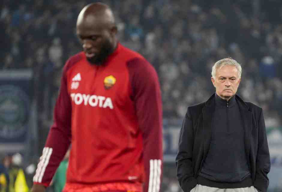 Jos&eacute; Mourinho non &egrave; pi&ugrave; l'allenatore della Roma (foto LaPresse)
