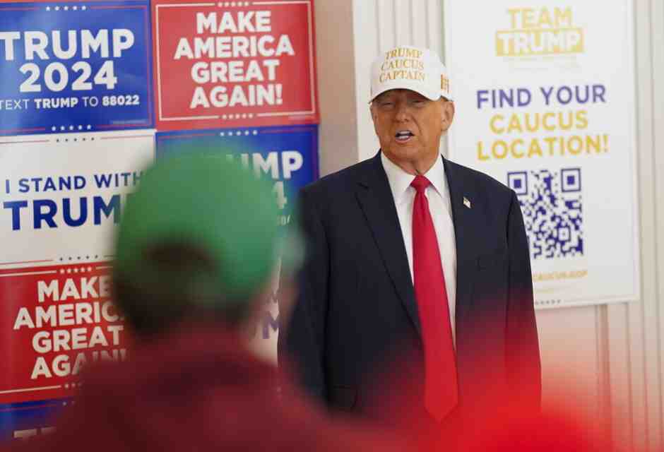 Trump saluta i volontari della campagna all'Hotel Fort Des Moines, domenica 14 gennaio 2024 (Jabin Botsford/The Washington Pubblicare via Getty Images)&nbsp;<br />
