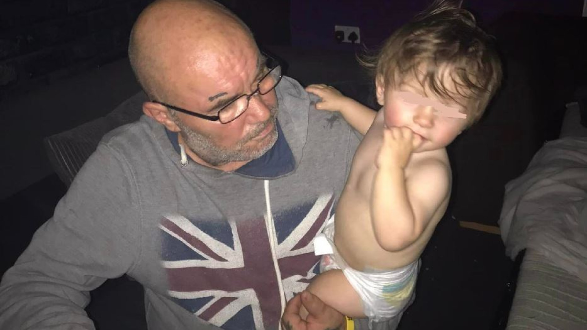 Immagine di Bimbo di 2 anni muore di fame in casa vicino al corpo del padre: polemiche