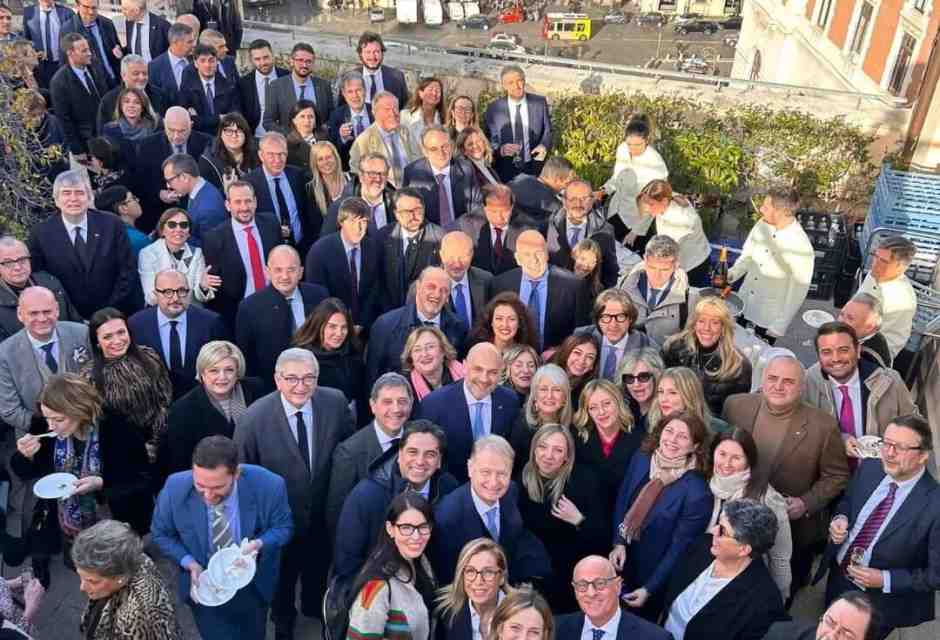 Meloni temporeggia sulle europee per snervare Lega e FI. Stallo in Sardegna