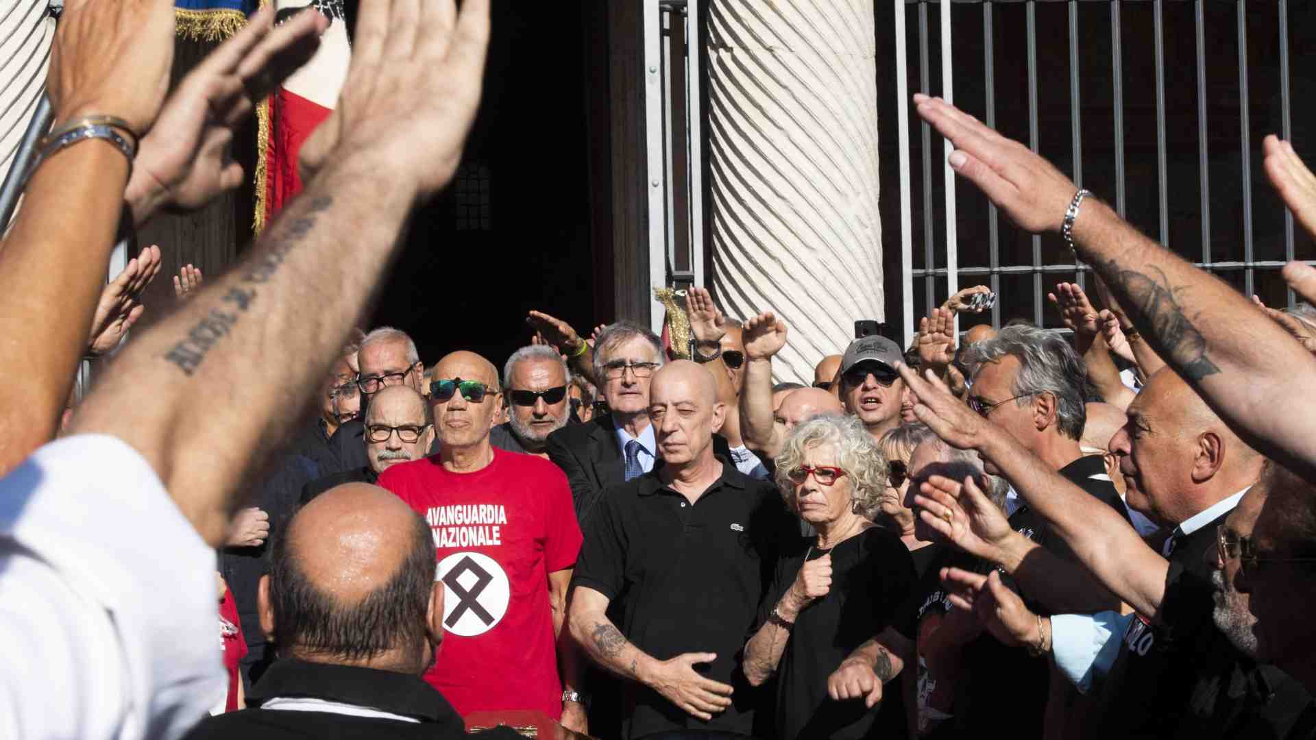 Immagine di Saluto romano, è reato solo se si rivuole il fascismo