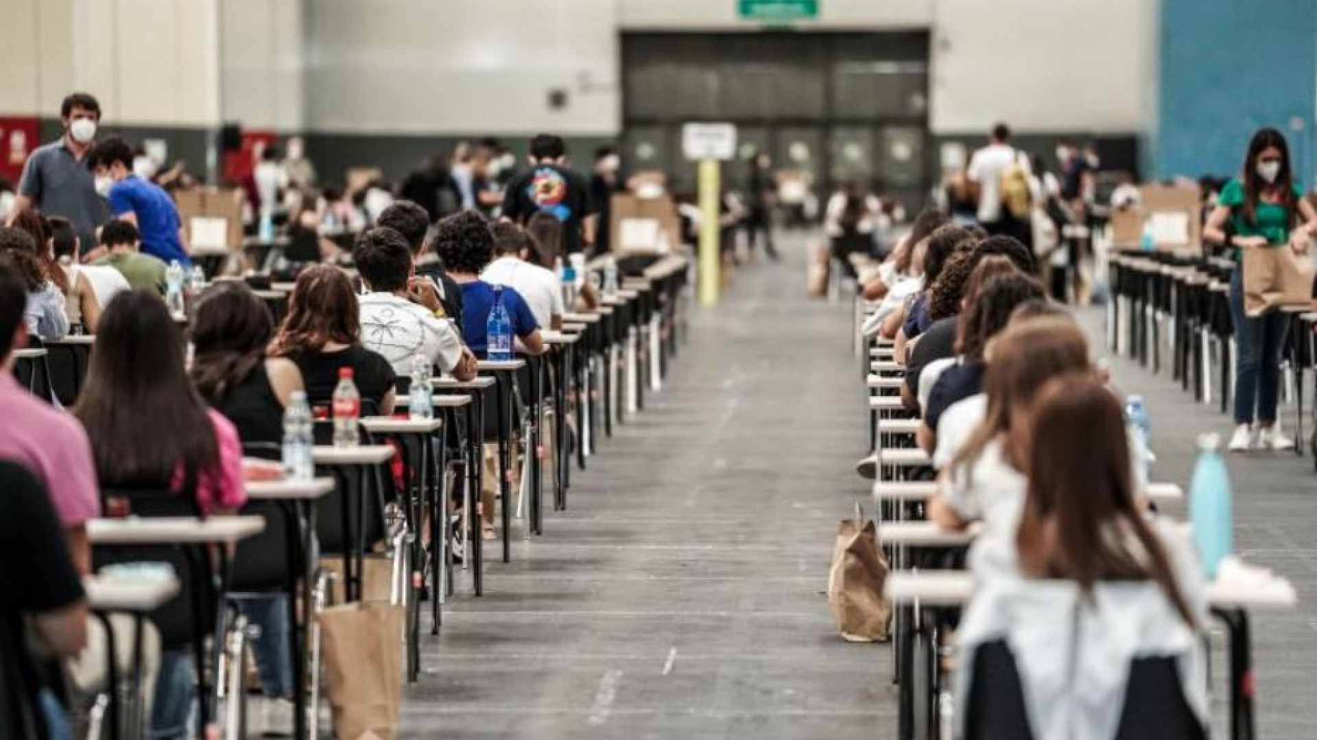 Immagine di Firmato (e già scaduto) il contratto per la scuola: 124 euro in più ai docenti