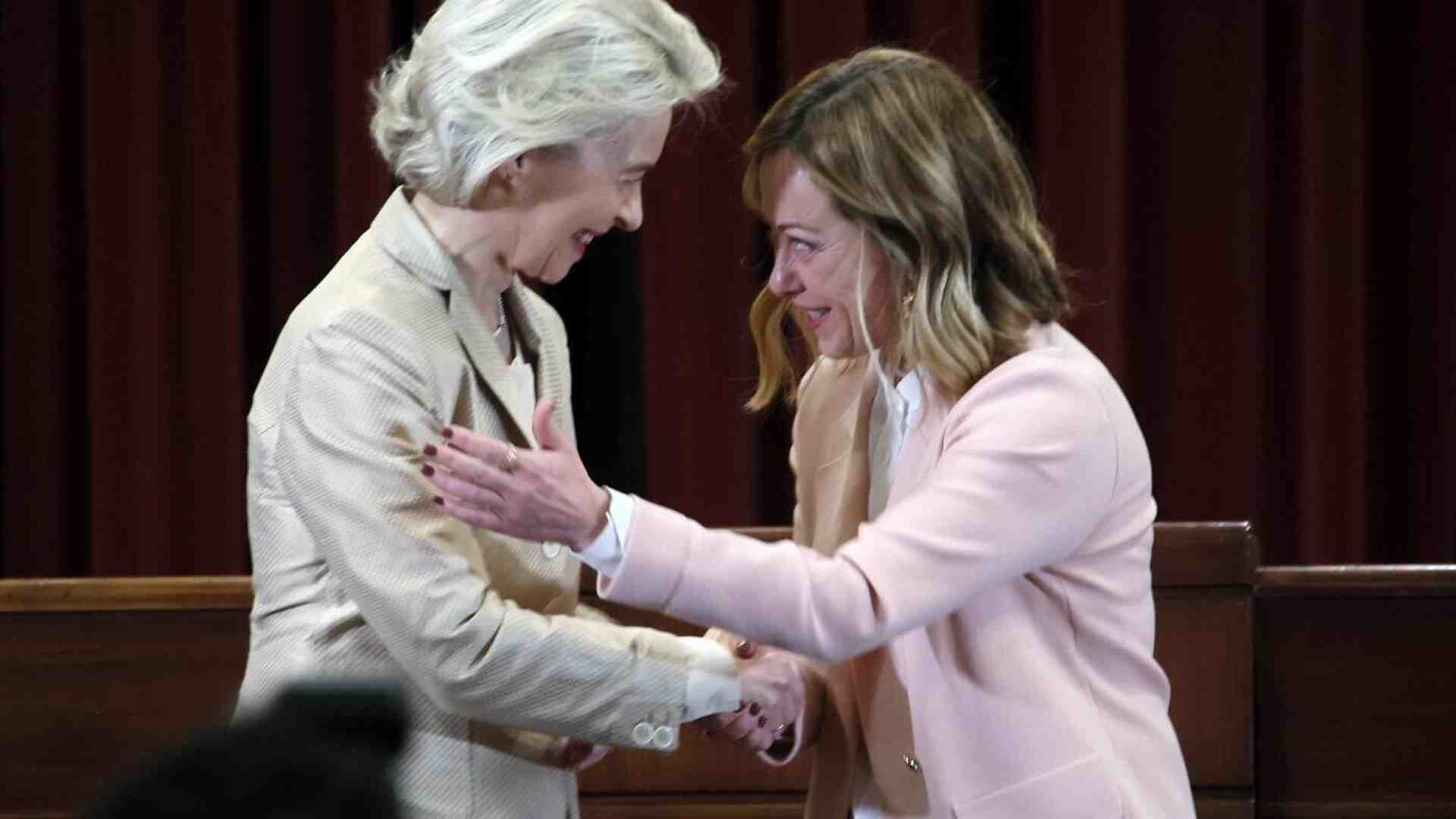 Immagine di Von der Leyen promuove l'Italia, Meloni ringrazia l'Ue: l'intesa che guarda al futuro